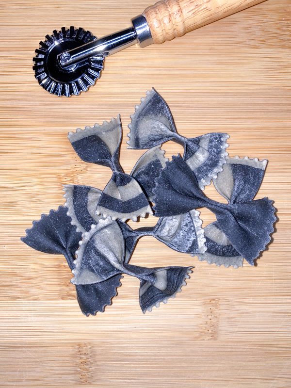 Black & White Quartz Farfalle (2 Serving)